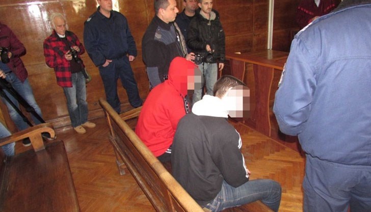 Вдовицата и синът на убития Валери Спиридонов са в съдебната зала