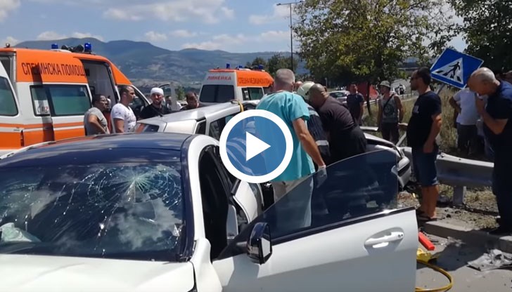 Огнеборците режат ламарините на смачкания автомобил, за да извадят трупа на жената