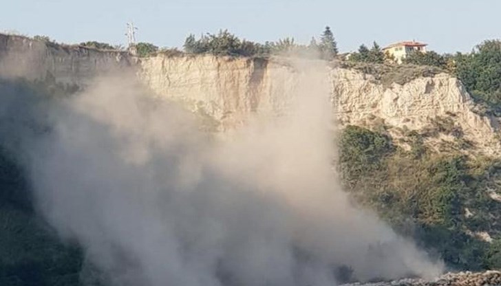 Участъкът е ограден с обезопасителни ленти и указателни табели Участъкът е ограден с обезопасителни ленти и указателни табели