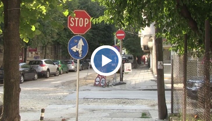 Стига се до абсурдни ситуации, в които само на една улица, едно до друго има десет различни обозначения