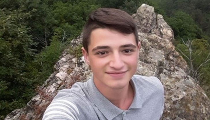 Ивайло е пристигнал в Бургас с приятелката си, но тя го зарязала без пари и телефон