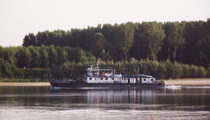 Заради ниските нива в българския участък, а особено в германския и унгарския, в горната част на реката е спряло и пасажерското корабоплаване