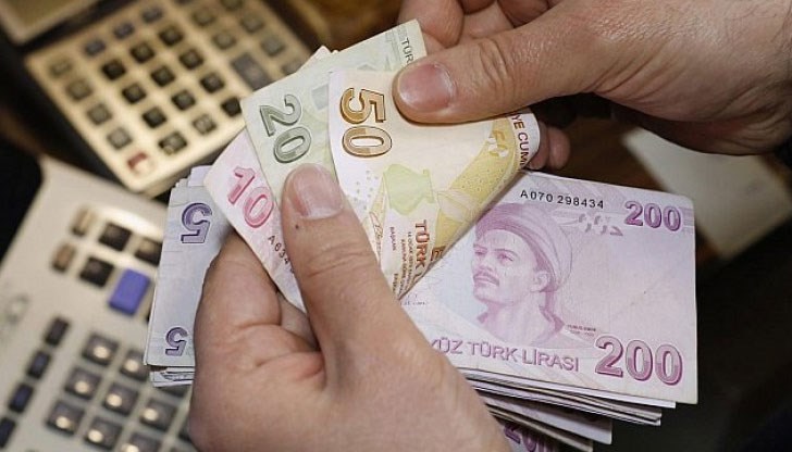 Турската валута продължава да се обезценява, достигайки поредно рекордно дъно спрямо щатския долар