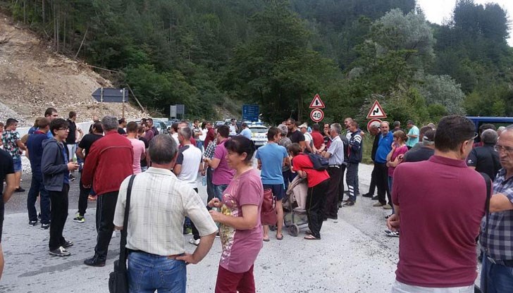 Пет месеца хората чакат да бъде разчистено срутището край Тикале