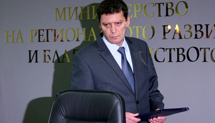 Жената на регионалния министър Спас Попниколов в служебното правителство, назначено от президента Румен Радев, е била директор на дирекцията, водила проекта за ремонт на пътя Мездра - Своге