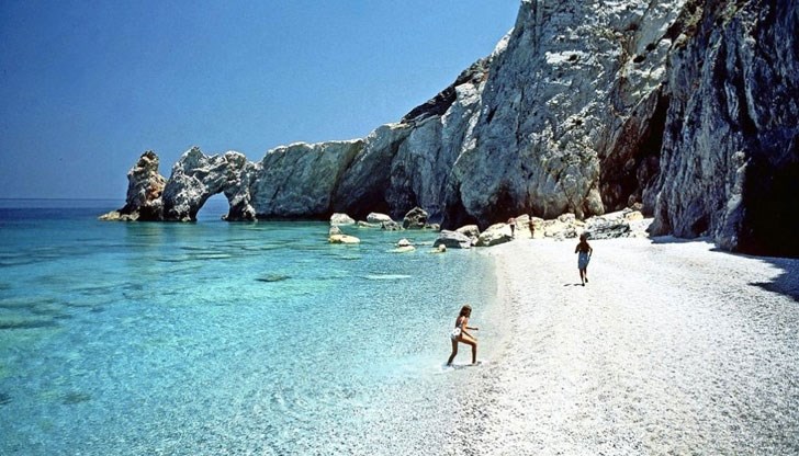 Прекрасният плаж Лалария в Гърция е известен с белите си камъчета, изглаждани с векове от природата