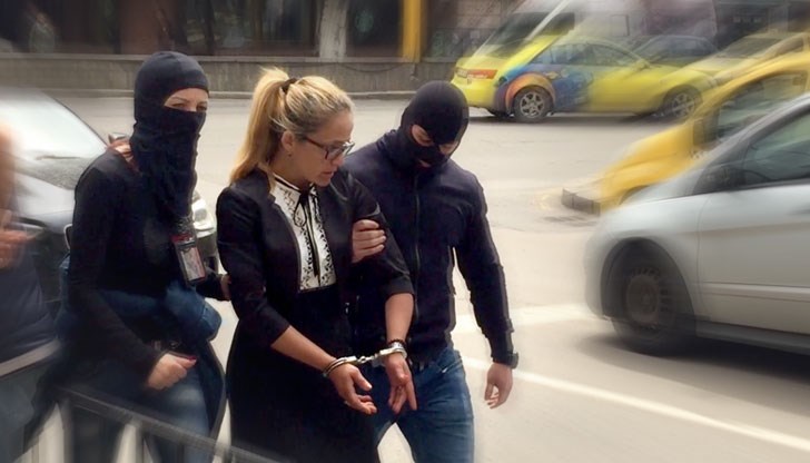 Веригите на краката са сложени специално заради публиката - "няма разумно оправдание на това нещо"