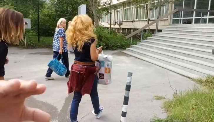 Този тип окови - на краката, с кожен колан през кръста, плюс белезниците, обикновено се слага на тези, които имат обвинения за доживотни присъди