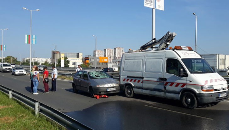 20-годишен работник от общинска фирма, подменяща знамената на източния вход на Пловдив откъм магистралата, е загинал тази сутрин