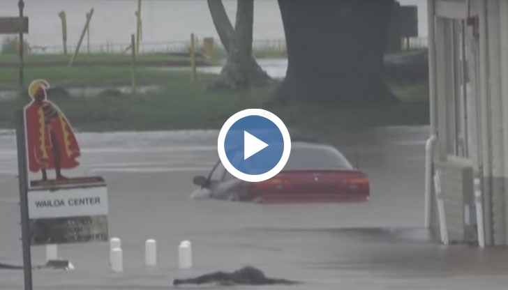 Заради урагана бяха отменени полети, а жителите бяха призовани да останат по домовете си, освен ако не се наложи евакуация