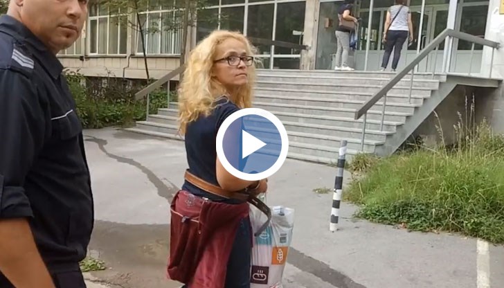 Кметицата е окована с белезници на път за болничното заведение
