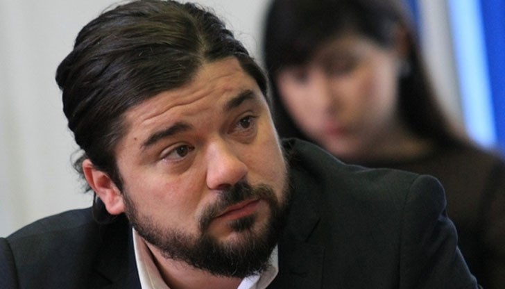 Бенчо Бенчев e бушон, който ще изгори, за да се запази в изправност инсталацията, казва политологът Страхил Делийски Бенчо Бенчев e бушон, който ще изгори, за да се запази в изправност инсталацията, казва политологът Страхил Делийски