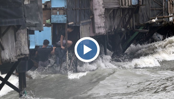 Трима души загинаха, над 1 милион са засегнати от наводненията