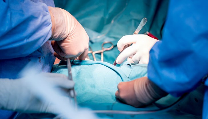 7-часовата комбинирана операция, в която бе спасен 75-годишен пациент, се включиха хирурзи от специалностите Кардиохирургия, Съдова хирургия, Урология и Чернодробно-жлъчна хирургия