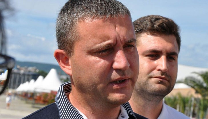 Не приемам атаки срещу държавната администрация, заяви финансовият министър