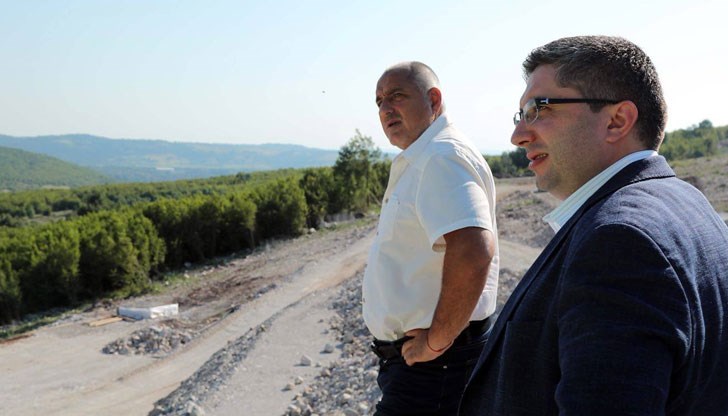 Някога ни съветваха да бягаме от ресторант, ако влязат добре облечени "бизнесмени". Сега - да внимаваме при кого се застраховаме и по кои мостове минаваме Някога ни съветваха да бягаме от ресторант, ако влязат добре облечени "бизнесмени". Сега - да внимаваме при кого се застраховаме и по кои мостове минаваме