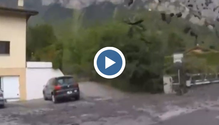 Земната маса затрупала коли и къщи