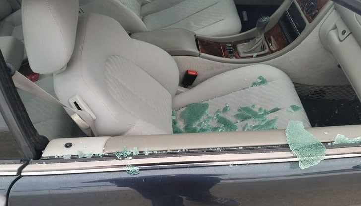 Крадецът е счупил десния прозорец на колата / Снимката е илюстративна