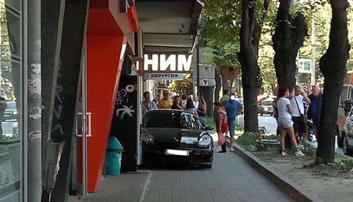 Има нанесени щети по колата, както и върху месарница, която се намира в близост