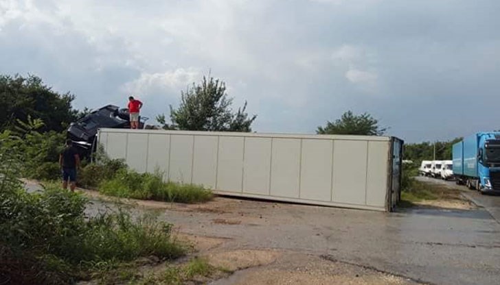 Камион се обърна, за да избегне челен удар с автобус от градския транспорт