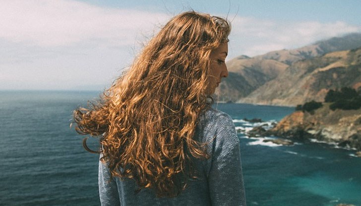 Слънцето, морската вода и хлорът в басейните увреждат косата