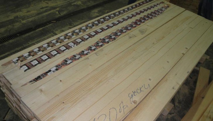 111 312 кутии са били скрити в шлифовани дъски от иглолистен материал