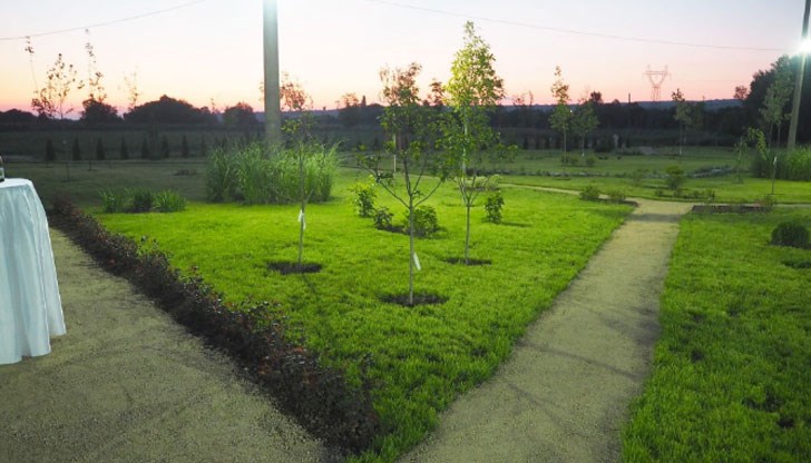 Мястото е подходящо за запознаване на деца с това как се отглеждат дървета и цветя