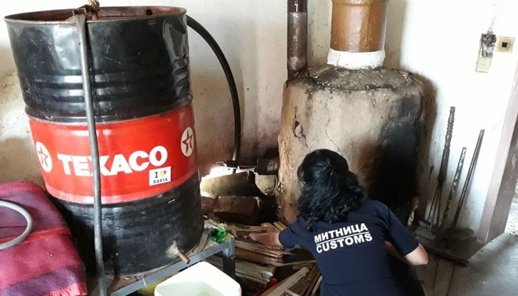 В имот е действало нелегално съоръжение за дестилиране на етилов алкохол