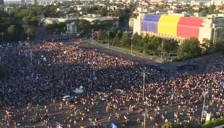 Брутални сцени на антиправителствен протест в Букурещ
