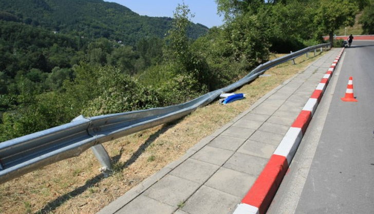 Цялата ни работа е "след дъжд, качулка" Цялата ни работа е "след дъжд, качулка"