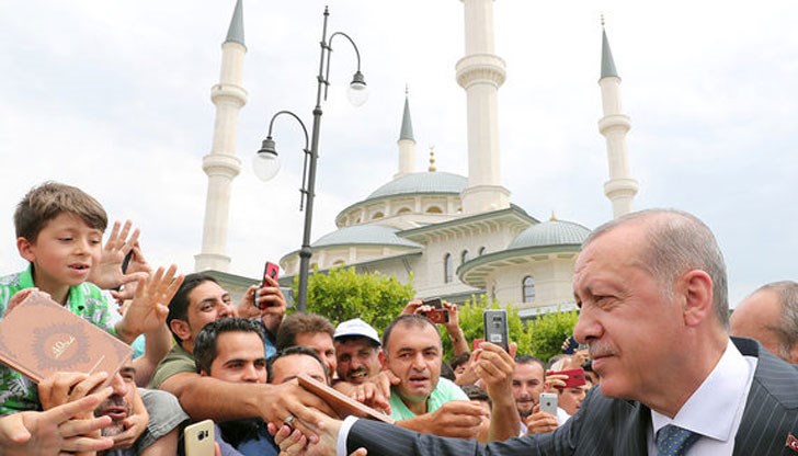 За трети пореден днес лидерът на Турция отправи призив към своите сънародници да обменят доларите и еврото