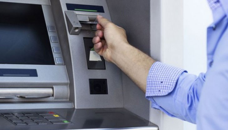 Тегленето на пари с дебитна карта от банкомат на друга банка вече ще струва по-скъпо