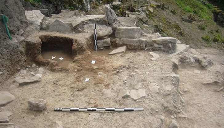 Запазени са части от пода и стените, работен плот, пещи