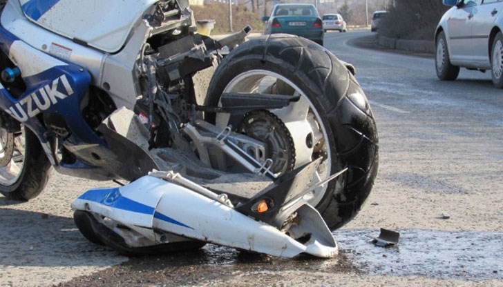 Моторист е навлязъл в лентата за насрещно движение и се е блъснал в лек автомобил „Тойота“