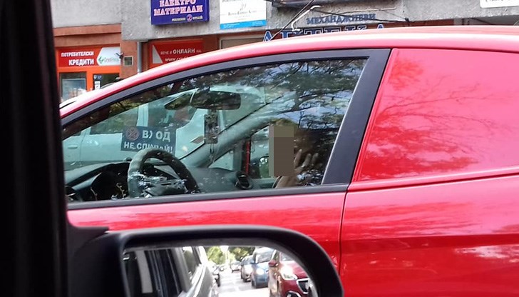 Законът забранява да говорим по телефона докато караме, но кой ли го спазва?