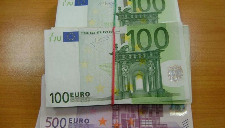 В сутиена на 36-годишната жена били открити по една пачка с банкноти от по 500, 200 и 100 евро