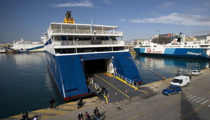 Желателно е пътуващите по това време да отменят резервациите си или да се свържат с туристическите фирми
