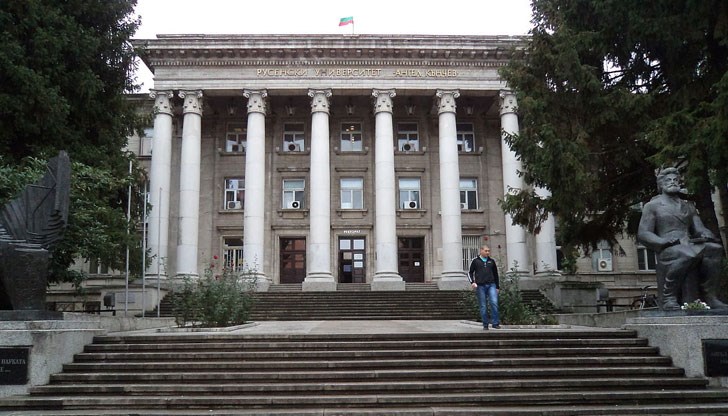 В Русенския университет трябва да намерят 250 студенти, за да стартират годината със запълнени курсове