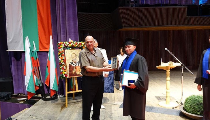 Кристиян Пенев завърши „Корабоводене" с отличен успех