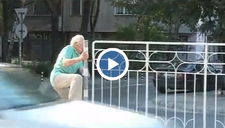 Хората упорито не искат да заобикалят, въпреки поставените заграждения