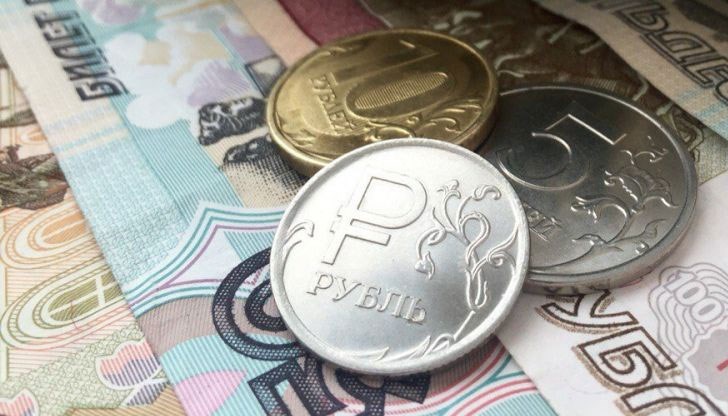 Руската валута поевтиня до двегодишно дъно в очакване на новите санкции