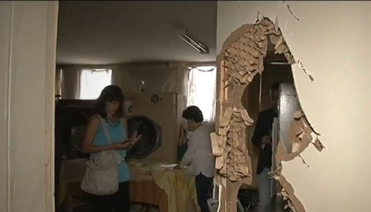 С чукове и брадви са унищожили всичко в сградата С чукове и брадви са унищожили всичко в сградата