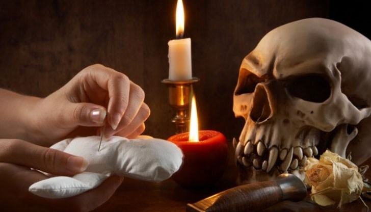 Жена е била системно лъгана, че върху нея тегне черна магия