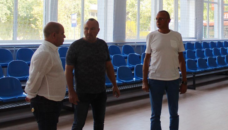 Пламен Стоилов гордо позира до строителя на България Пламен Нунев