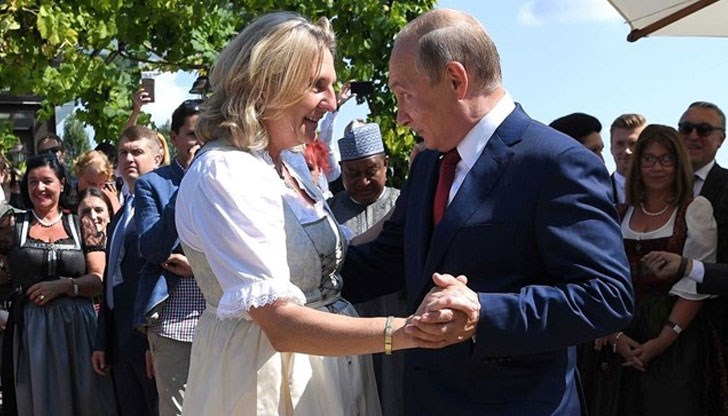 Карин Кнайсъл и бизнесмена Волфганг Майлингер се врекоха във вечна любов пред очите на Путин