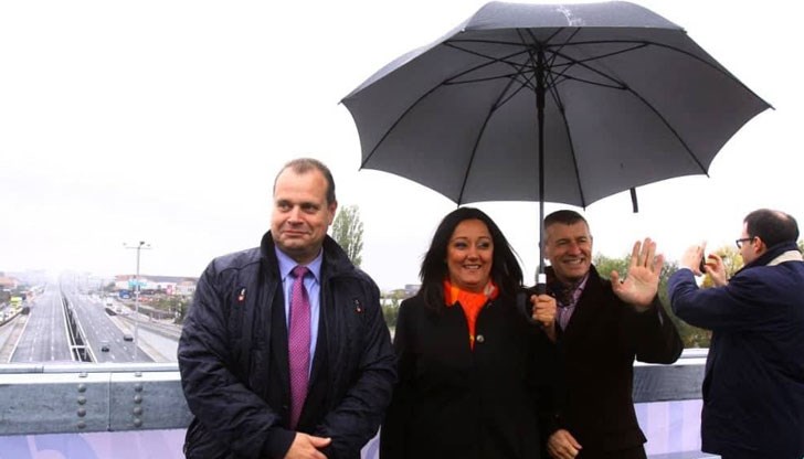 Лилето му държи чадърчето да не се намокри