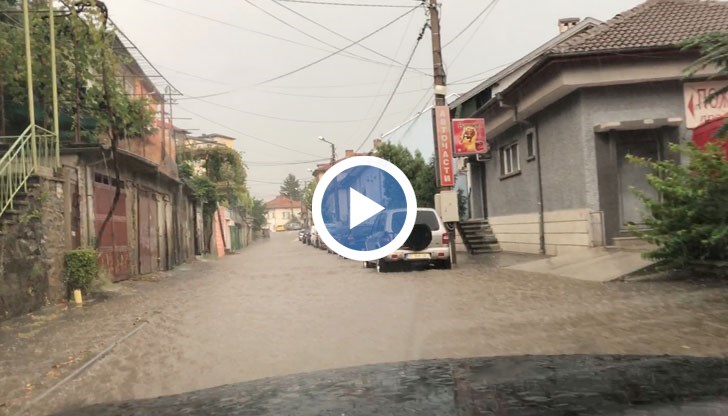 Отводнителните шахти не успяха да поемат огромното количество вода, образуваха се задръствания