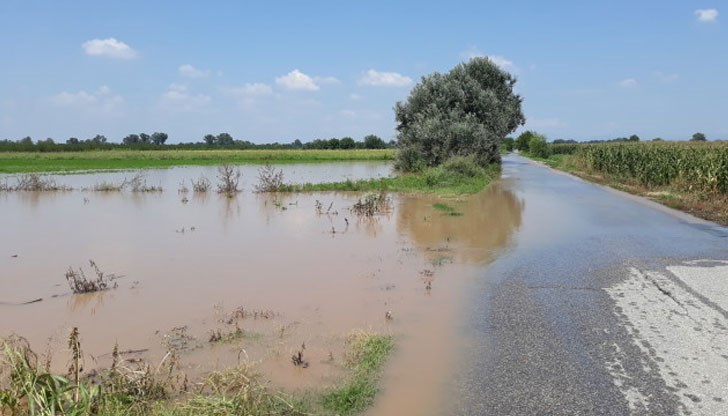 Стотици декари земеделски площи са под вода, както преди месец