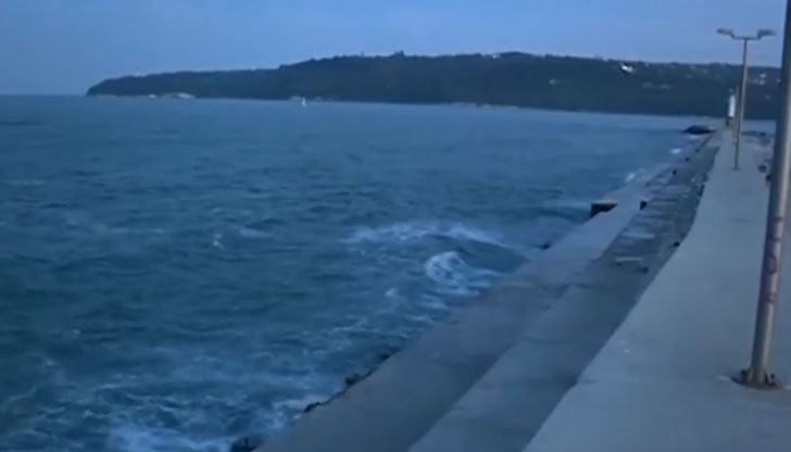 Вчера две момчета на 12 и 13 години бяха повлечени от голяма вълна на варненския вълнолом Вчера две момчета на 12 и 13 години бяха повлечени от голяма вълна на варненския вълнолом