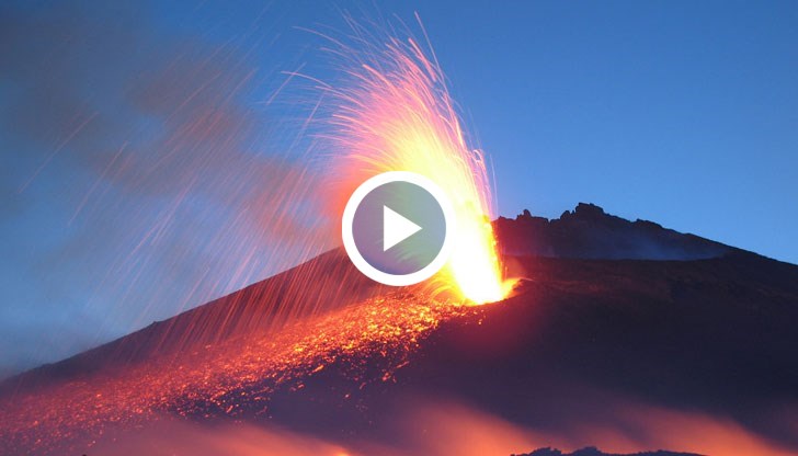 Вулканът изхвърля лава на 150 м височина